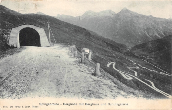 Splügenroute, Berghöhe mit Berghaus und Schutzgalerie