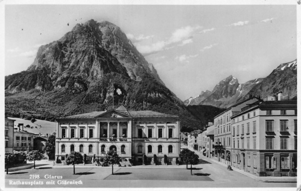 Glarus, Rathausplatz mit Glärnisch
