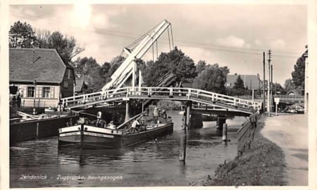Zehdenick, Zugbrücke hochgezogen, Schiff