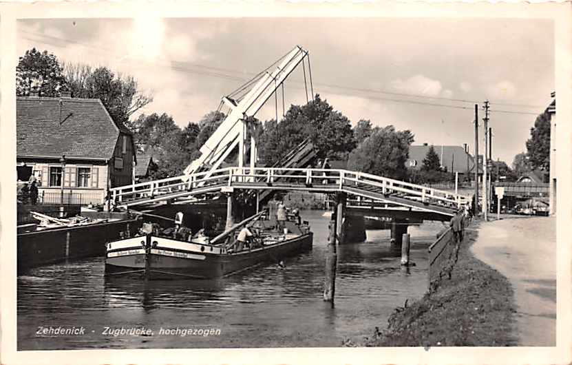 Zehdenick, Zugbrücke hochgezogen, Schiff