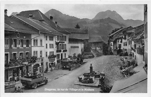 Gruyeres, la rue du Village et le Moleson, belebt