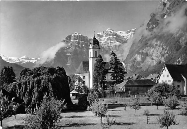 Näfels, St.Hilarius Kirche gegen Glärnisch