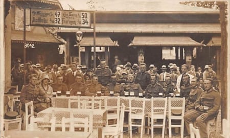 Armeeangehörige in einer Gartenwirtschaft in Wien