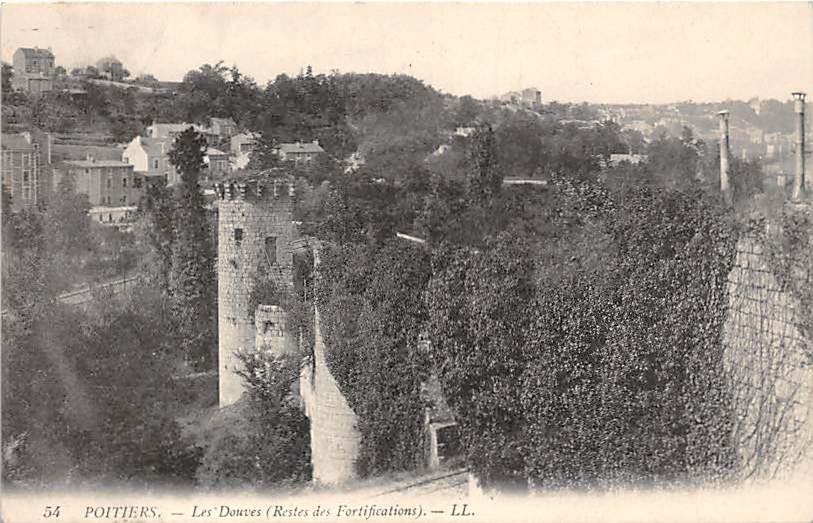 Poitiers, Les Douves, Restes des Fortifications