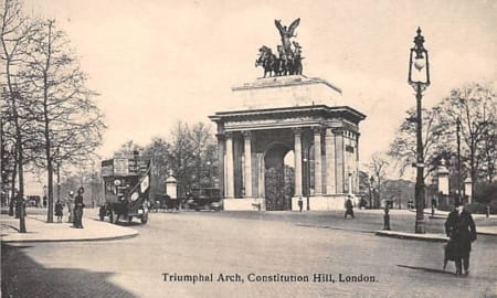 London, Triumphal Arch, Constitution Hill, Bus