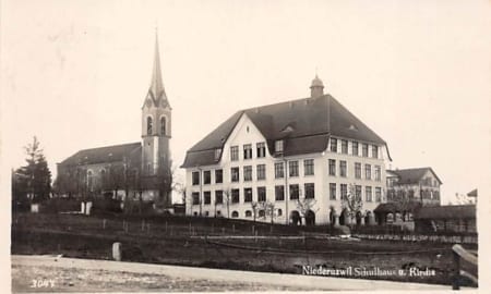 Niederuzwil, Schulhaus und Kirche