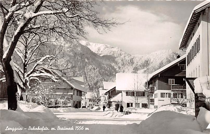 Lenggries, Bahnhofstrasse mit Brauneck