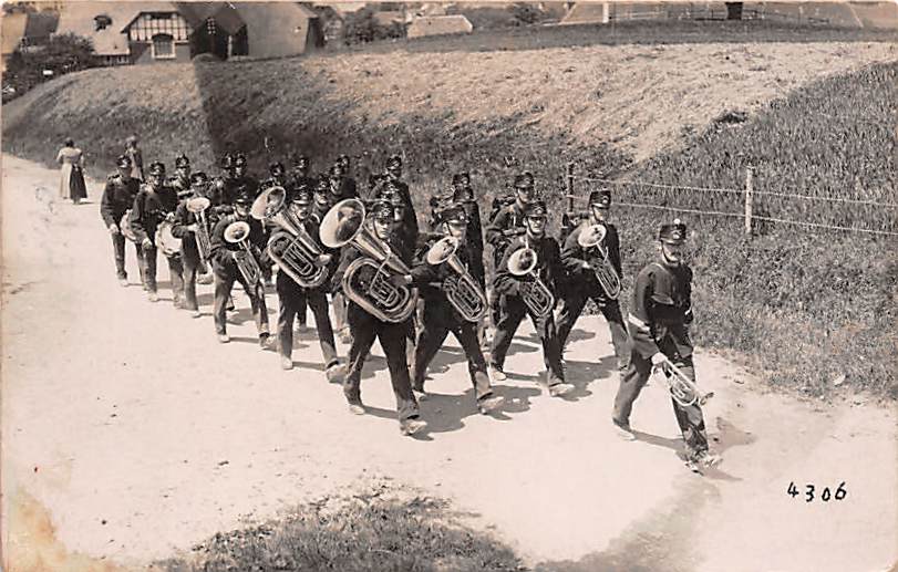 Soldaten mit Musikinstrumenten