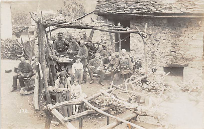 Soldaten bei der Verpflegung
