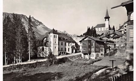 Arosa, Jugendherberge Arosa mit Dorfkirche