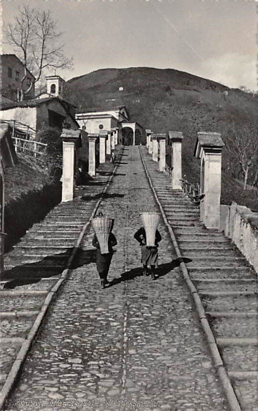 Bidogno, Via Crucis e l'Oratorio