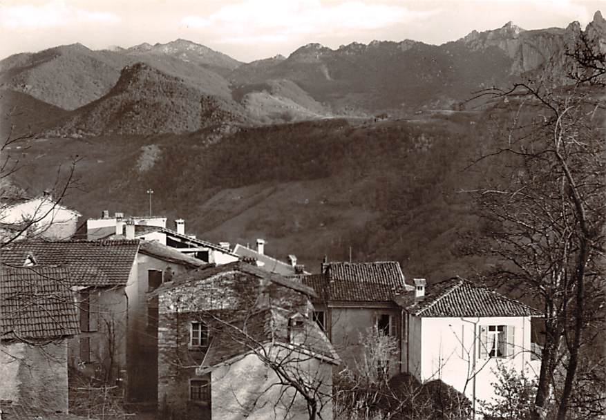 Treggia, Blick über Treggia mit Pension "Villa Barnabo"