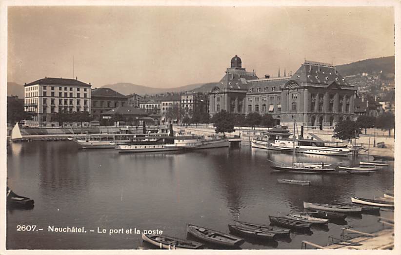 Neuenburg, Neuchâtel, Le port et la poste
