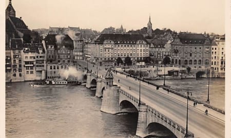 Basel, Mittlere Rheinbrücke mit Dampfer