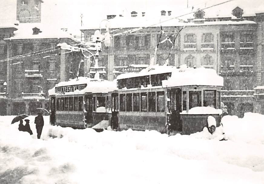 Locarno, Tramwagen auf der Piazza Grande, Schnee