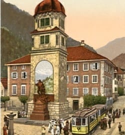 Altdorf, Telldenkmal, belebt mit Tram